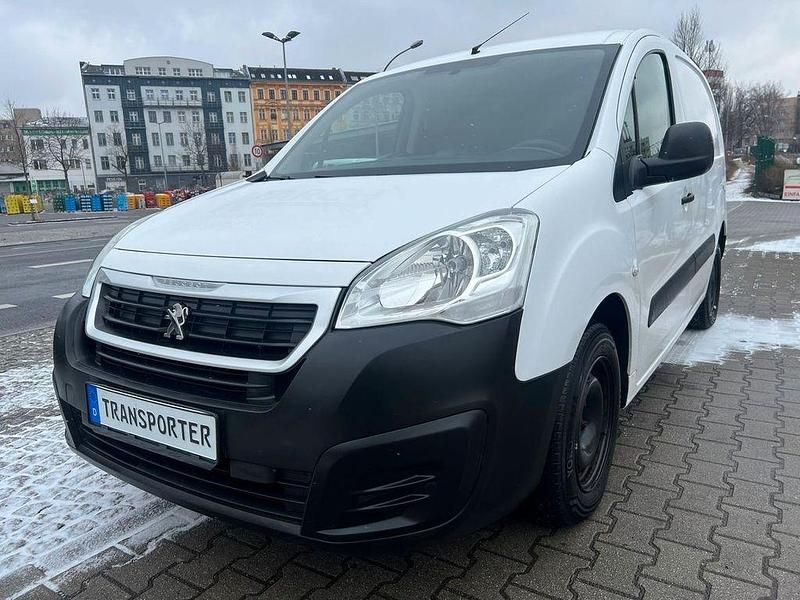 Gebraucht Peugeot Partner Premium 75 PS (55 kW) 2017 Lack weiss banquise/deckende Van / Kleinbus