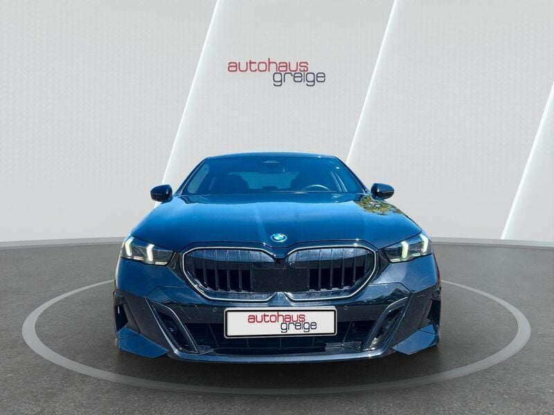 Schwarz Gebraucht 2023 BMW 550e M Sport Limousine | 64.700 € (Superpreis) - Bild 1/4