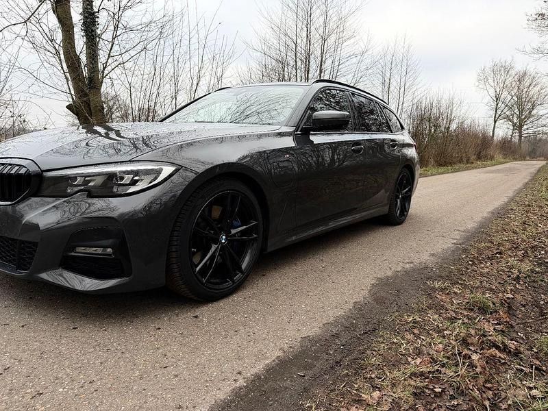Grau Gebraucht 2020 BMW 330e M Sport Kombi | 22.500 € (Guter Preis) - Bild 1/4