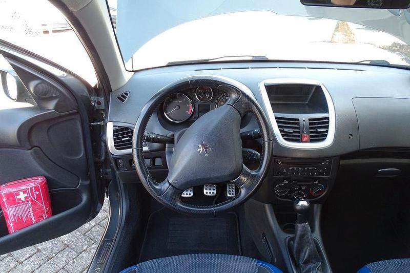 Gebraucht Peugeot 206+ 68 PS (50 kW) 2012 Grau Kleinwagen