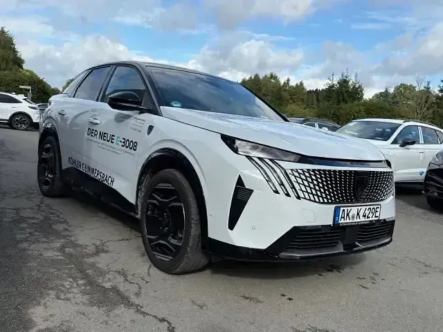 Gebraucht Peugeot e-3008 GT 157 kW (214 PS) 2024 Okenit weiss SUV