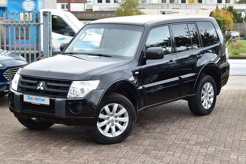 Schwarz Gebraucht 2022 Mitsubishi Pajero Inform SUV | 15.990 € - Bild 1/4