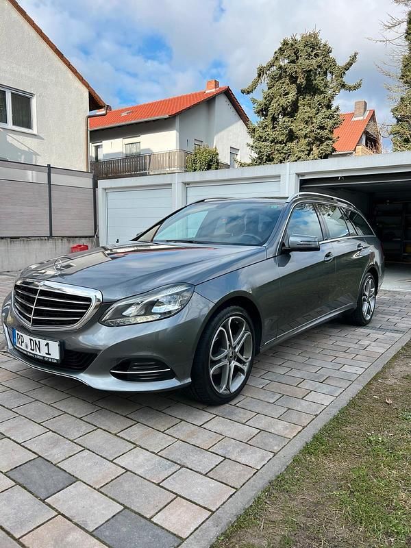 Grau Gebraucht 2015 Mercedes E200 Kombi | 14.500 € - Bild 1/4