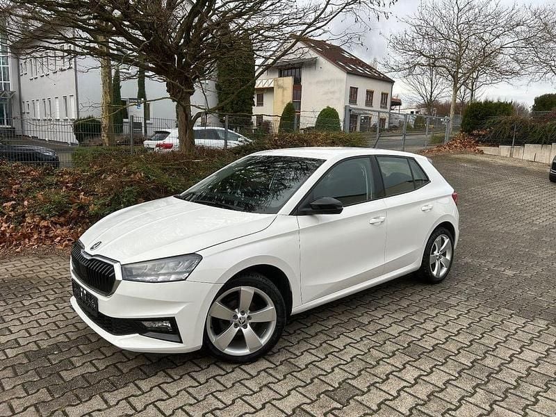 Weiß Gebraucht 2022 Skoda Fabia Ambition Limousine | 12.980 € (Superpreis) - Bild 1/4