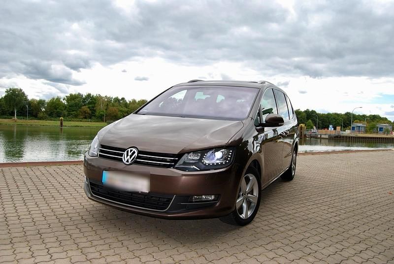 Braun Gebraucht 2011 VW Sharan Highline Van / Kleinbus | 11.990 € (Fairer Preis) - Bild 1/4