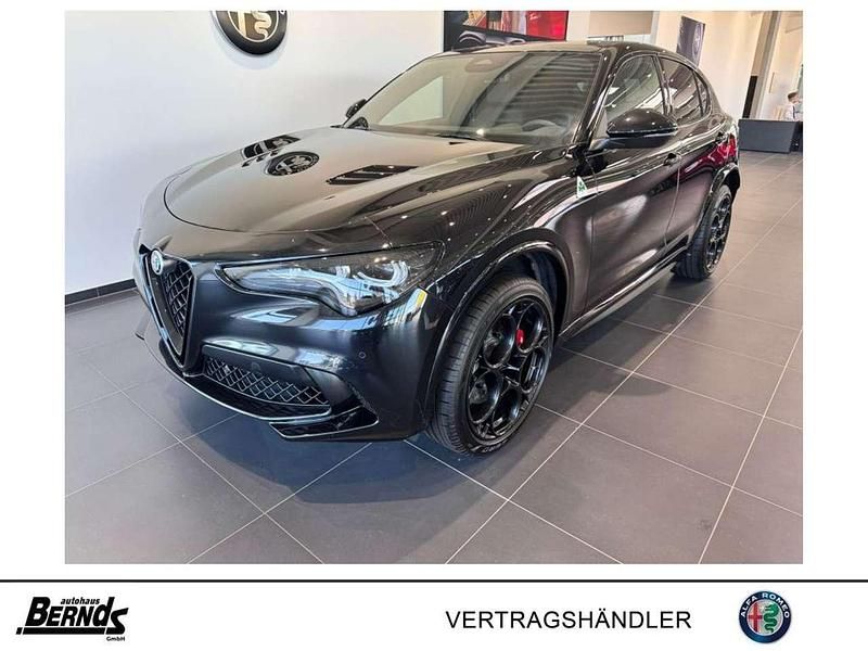 Nero vulcano metallic Neu 2025 Alfa Romeo Stelvio Quadrifoglio SUV | 85.955 € (Superpreis) - Bild 1/3
