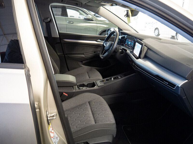 Gebraucht VW Golf VIII Move 116 PS (85 kW) 2023 Ivory silver metallic Kombi