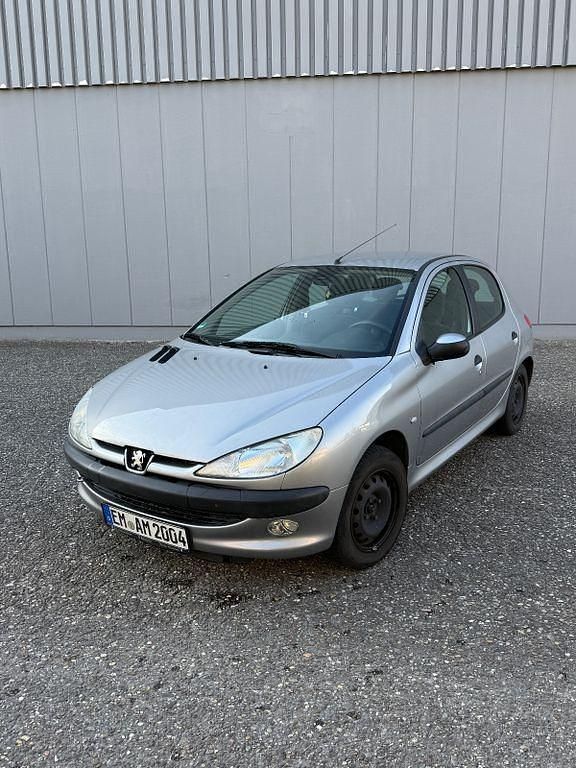 Grau Gebraucht 2001 Peugeot 206 Limousine | 2.200 € (Teuer) - Bild 1/4