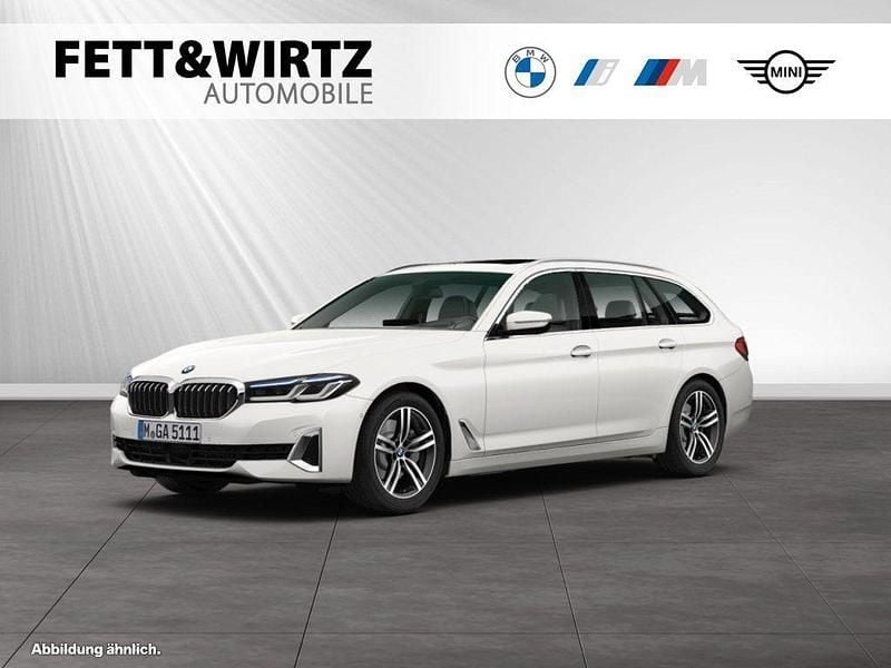Mineralweiss metallic Gebraucht 2021 BMW 520 Luxury Line Kombi | 28.745 € (Superpreis) - Bild 1/3