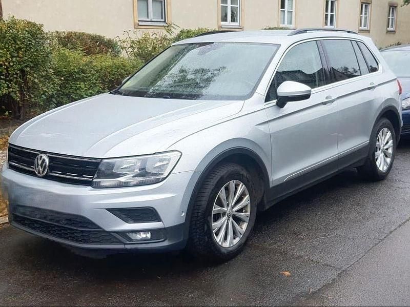Silber Gebraucht 2020 VW Tiguan Comfortline SUV | 11.950 € - Bild 1/4