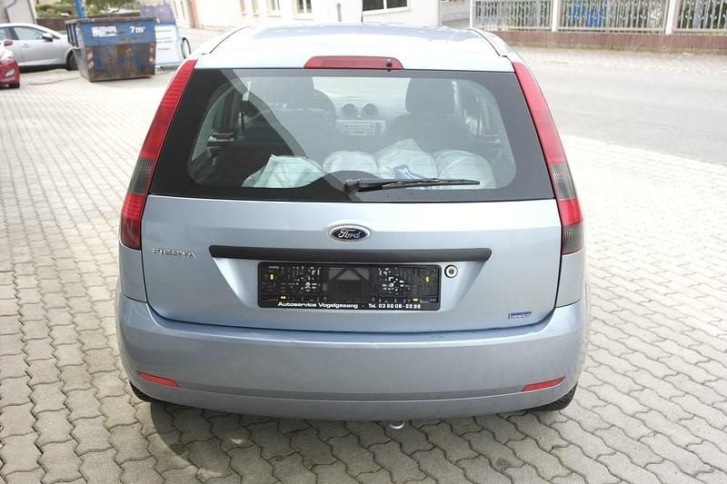 Używany Ford Fiesta 80 KM (58 kW) 2005 Niebieski Hatchback