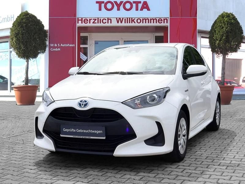 Schneeweiß Gebraucht 2021 Toyota Yaris Hybrid Comfort Limousine | 16.250 € (Guter Preis) - Bild 1/4