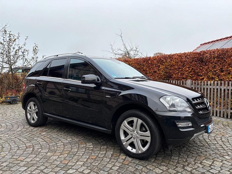 Schwarz Gebraucht 2011 Mercedes ML350 Edition SUV | 13.999 € - Bild 1/4