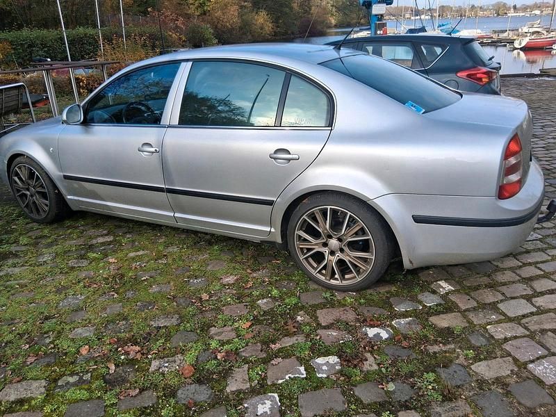 Silber Gebraucht 2007 Skoda 105 Limousine | 5.500 € - Bild 1/4