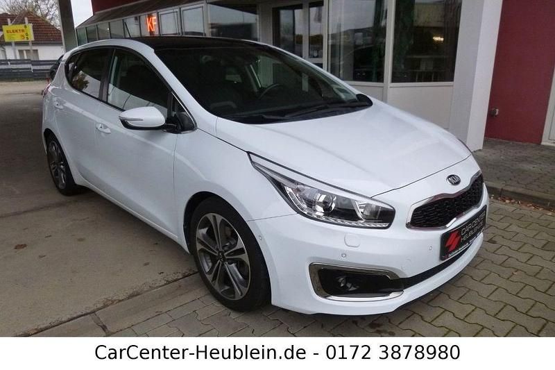 Weiß Gebraucht 2016 Kia Ceed Kleinwagen | 14.999 € (Etwas zu teuer) - Bild 1/4