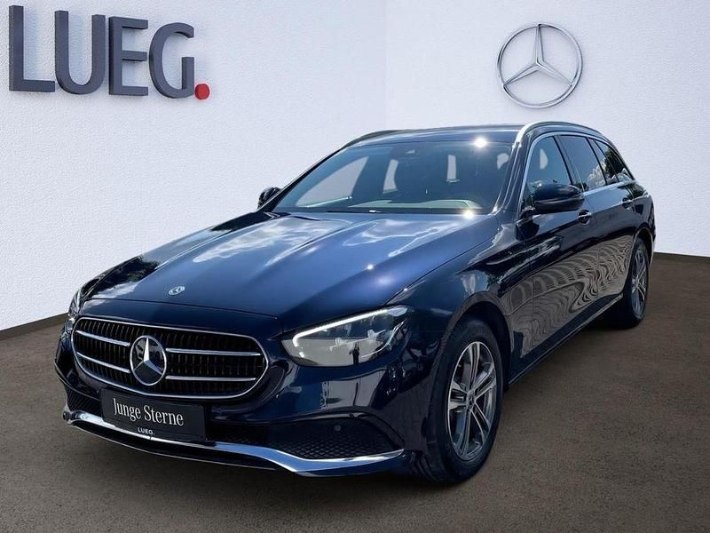 Blau Gebraucht 2021 Mercedes E220 AMG Limousine | 37.890 € (Fairer Preis) - Bild 1/4