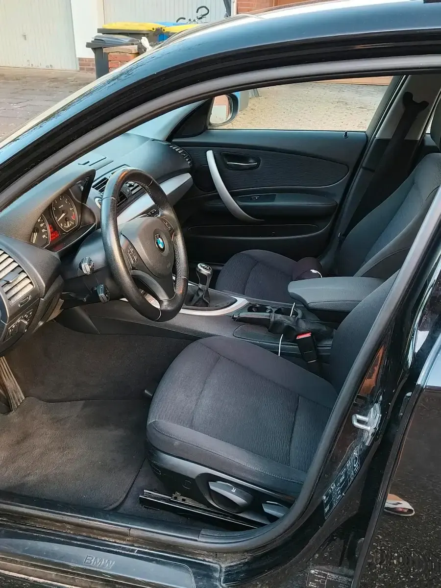 Second-hand BMW 116 122 CP (89 kW) 2010 Negru Hatchback