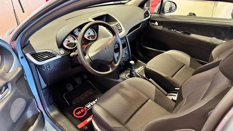 Gebraucht Peugeot 207 95 PS (69 kW) 2011 Andere farben Coupé