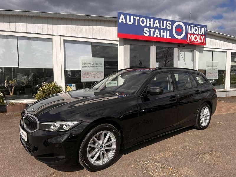 Schwarz Gebraucht 2022 BMW 320 Shadowline Kombi | 28.490 € (Fairer Preis) - Bild 1/4