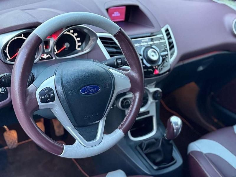 Gebraucht Ford Fiesta Titanium 101 PS (74 kW) 2012 Weiß Kleinwagen