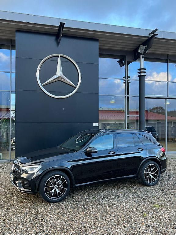 Schwarz Gebraucht 2021 Mercedes GLC200 AMG line SUV | 37.850 € (Guter Preis) - Bild 1/4