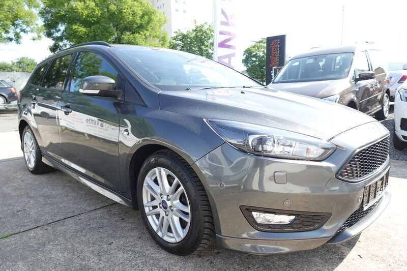 Grau Gebraucht 2018 Ford Focus ST-Line Limousine | 13.490 € (Superpreis) - Bild 1/4