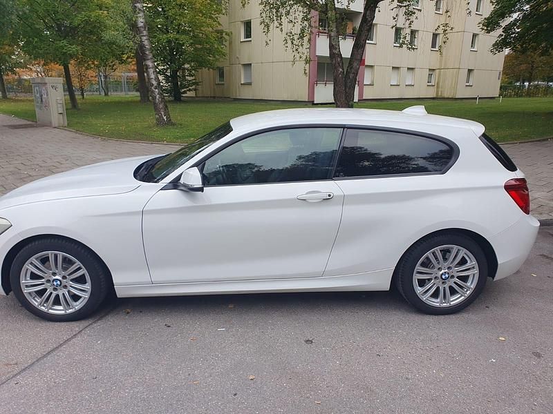 Weiß Gebraucht 2014 BMW 120 Kleinwagen | 6.900 € (Superpreis) - Bild 1/4