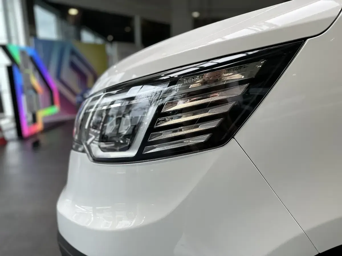 Gebraucht Renault Trafic Komfort 170 PS (125 kW) 2025 Arktisweiß (weiß) Van / Kleinbus