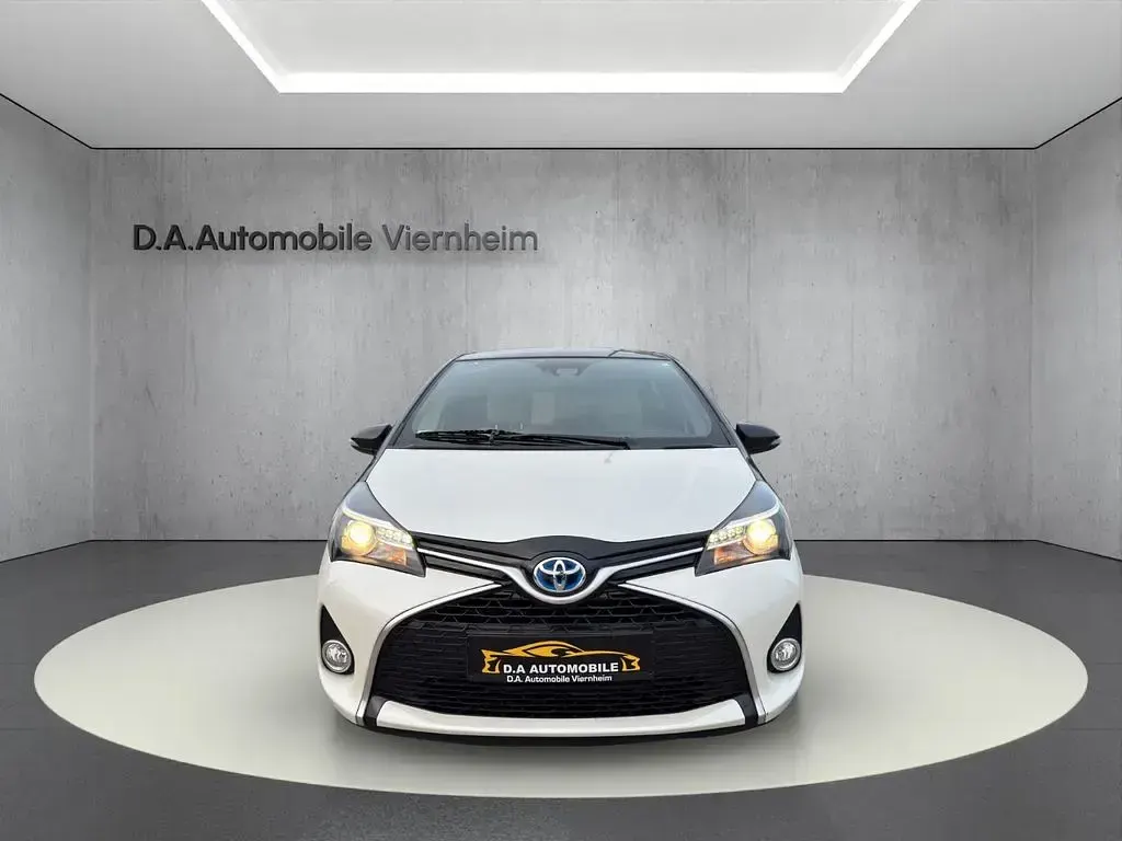 Gebraucht Toyota Yaris Hybrid Style 101 PS (74 kW) 2016 Weiß Limousine