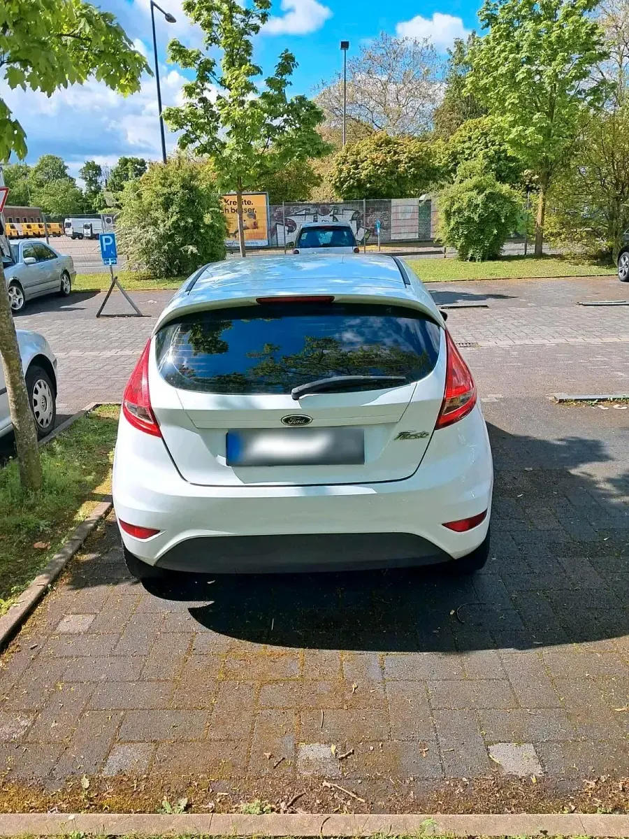 Gebraucht Ford Fiesta 60 PS (44 kW) 2011 Weiß Kleinwagen