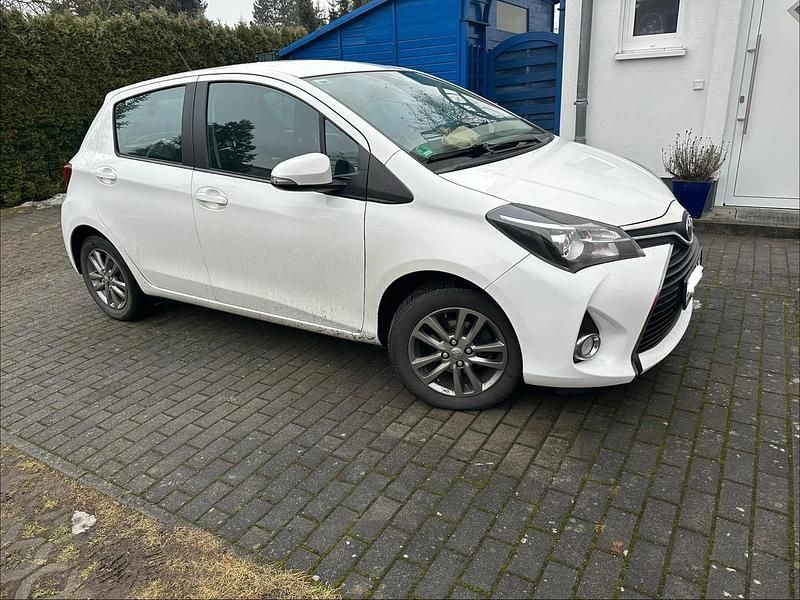 Gebraucht Toyota Yaris 99 PS (72 kW) 2016 Weiß Kleinwagen