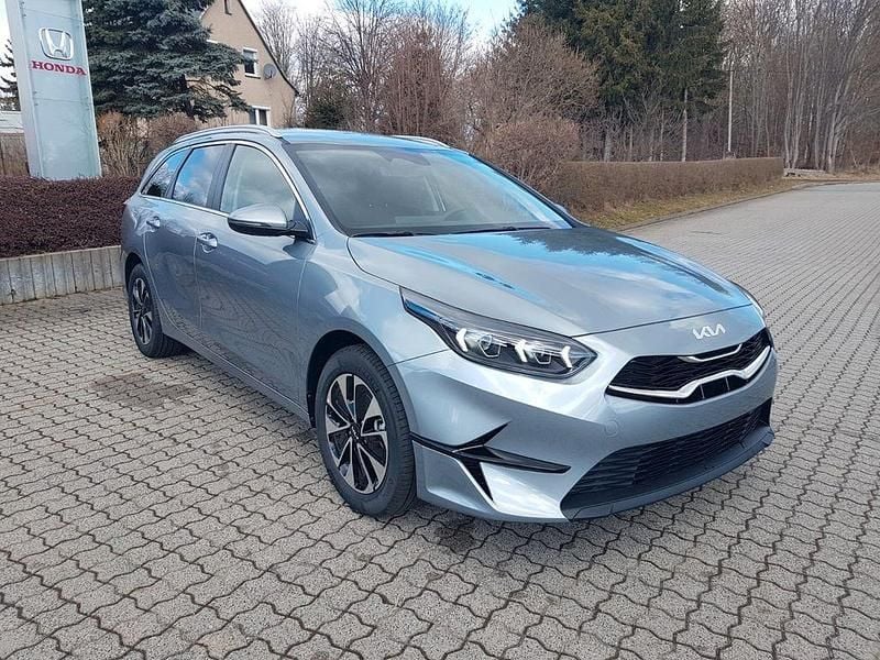 Neu Kia Ceed Sportswagon 140 PS (102 kW) 2025 Grau Kombi