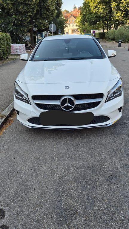 Weiß Gebraucht 2018 Mercedes CLA220 Limousine | 22.100 € (Etwas zu teuer) - Bild 1/4