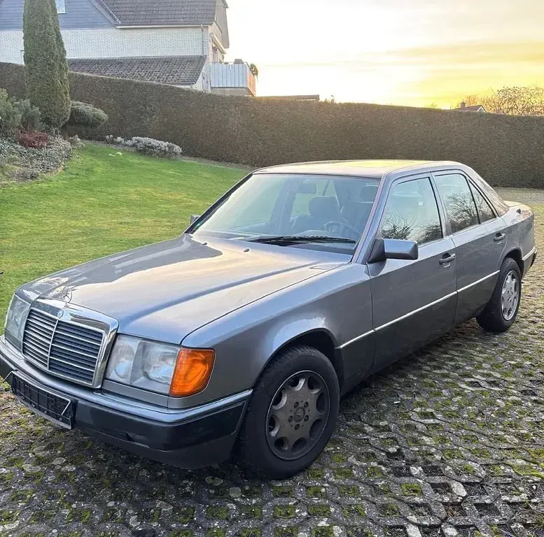 Gebraucht Mercedes E230 132 PS (97 kW) 1989 Silber Limousine