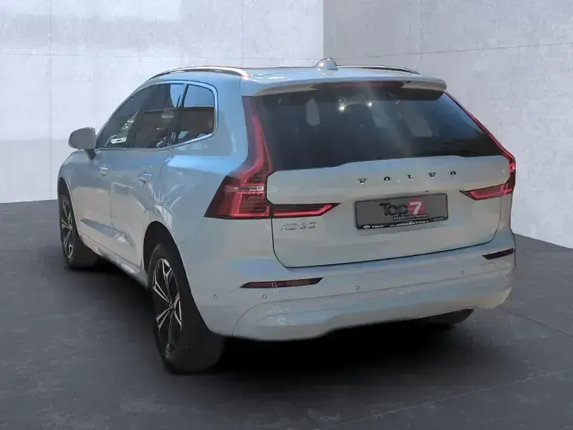 Gebraucht Volvo XC60 Momentum 197 PS (144 kW) 2022 Ice white SUV