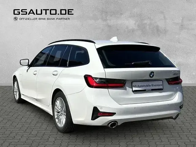 Gebraucht BMW 330e Sport Line 292 PS (214 kW) 2021 Alpinweiss iii (weiss) Kombi
