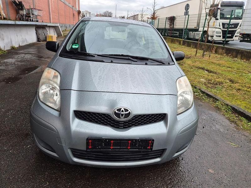 Silber Gebraucht 2010 Toyota Yaris Cool Limousine | 3.750 € (Fairer Preis) - Bild 1/4