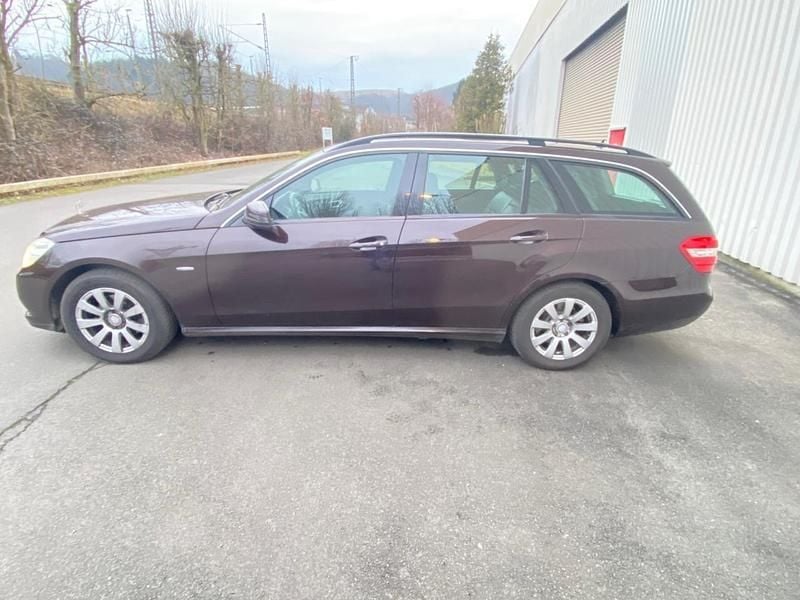 Gebraucht Mercedes E220 170 PS (125 kW) 2010 Violet Kombi