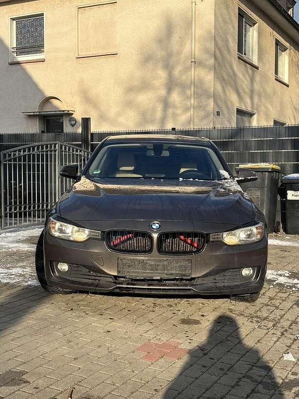 Braun Gebraucht 2013 BMW 318 Limousine | 9.500 € (Fairer Preis) - Bild 1/4