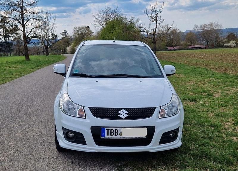 Weiß Gebraucht 2012 Suzuki SX4 City+ Limousine | 7.400 € (Fairer Preis) - Bild 1/4