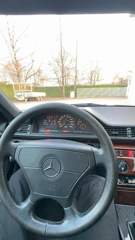 Gebraucht Mercedes 220 150 PS (110 kW) 1995 Silber Limousine