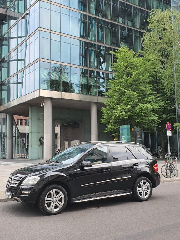 Schwarz Gebraucht 2011 Mercedes ML350 SUV | 7.800 € - Bild 1/4