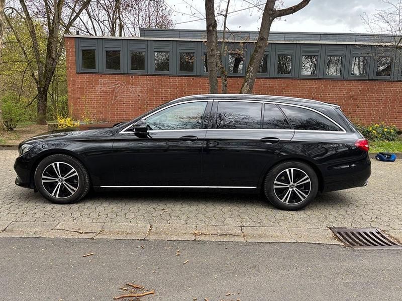 Gebraucht Mercedes E200 197 PS (144 kW) 2019 Schwarz Limousine