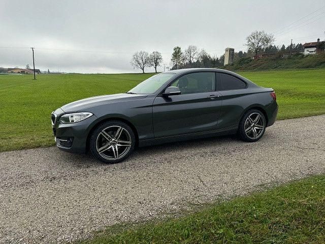 Grau Gebraucht 2017 BMW 220 Sport Line Coupé | 16.990 € (Guter Preis) - Bild 1/4