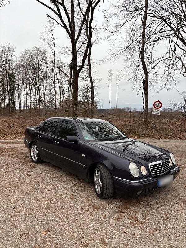 Gebraucht Mercedes E280 Avantgarde 204 PS (150 kW) 1997 Violet Limousine