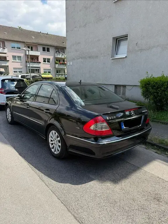 Gebraucht Mercedes E200 Elegance 184 PS (135 kW) 2007 Schwarz Limousine