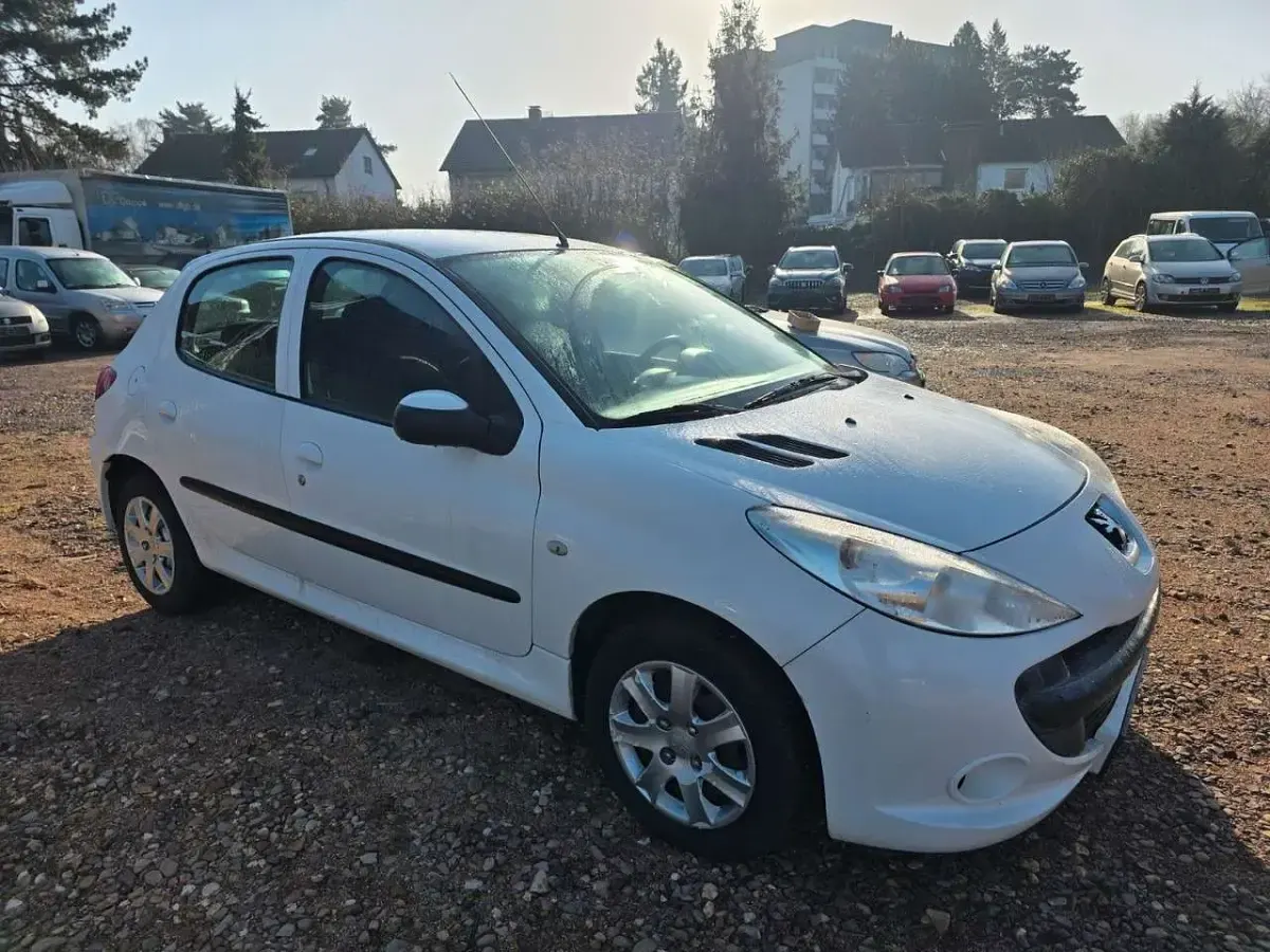 Gebraucht Peugeot 206+ Basis 75 PS (55 kW) 2010 Weiß Kleinwagen