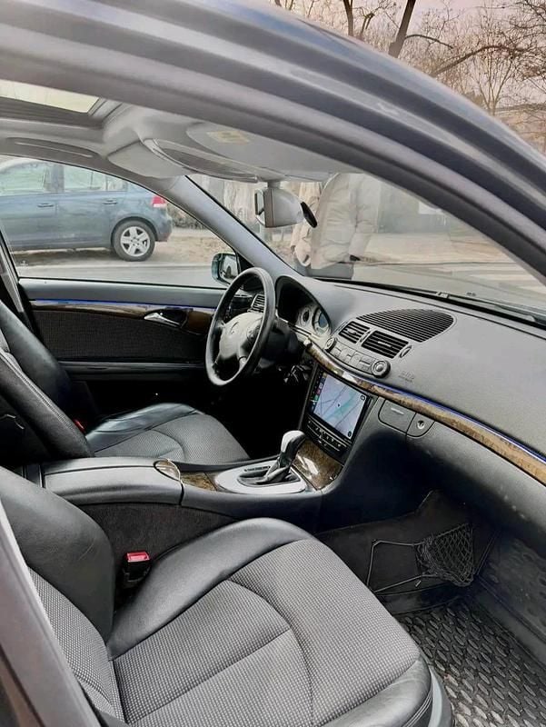 Gebraucht Mercedes E240 236 PS (173 kW) 2003 Schwarz Limousine
