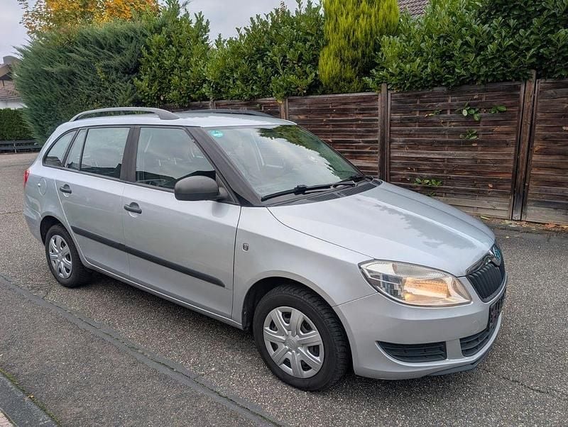 Silber Gebraucht 2011 Skoda Fabia Cool Edition Kleinwagen | 1.999 € (Guter Preis) - Bild 1/4