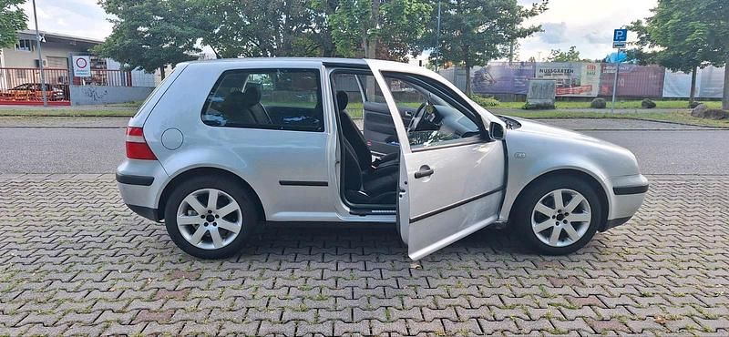 Grau Gebraucht 2002 VW Golf IV Kleinwagen | 1.800 € (Fairer Preis) - Bild 1/4